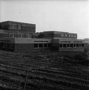 Grund- und Hauptschule am Masurenweg: Masurenweg: Neubau: Schulgebäude vor Fertigstellung: vorn unbefestigtes Gelände: 24. März 1973