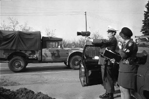 Radarkontrollen der amerikanischen Militärpolizei an Militärkraftfahrern