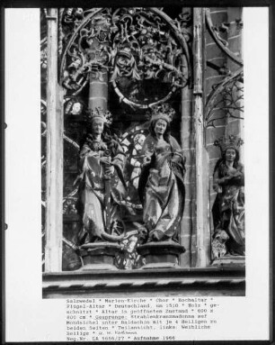 Hochaltar — Altar in geöffnetem Zustand — Gesprenge: Strahlenkranzmadonna auf Mondsichel unter Baldachin mit je 4 weiblichen Heiligen zu beiden Seiten