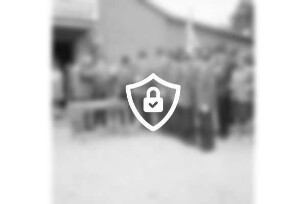 Schützenverein Redderschmiede von 1966 e.V.: Schützenhaus: Bürgerworthalter [Name maskiert] im Beisein von Erstem Stadtrat [Name maskiert] Schützen und Gästen beim Überreichen des Pokals an siegreiche Mannschaft der Redderschmiede mit [Name maskiert] [Name maskiert] [Name maskiert] [Name maskiert] Mühlenbruch und [Name maskiert] vorn links Tisch: 12./13. [Name maskiert]