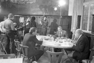Dreharbeiten des Südwestfunks in der Gaststätte "Burghof" für eine 14teilige Fernsehserie