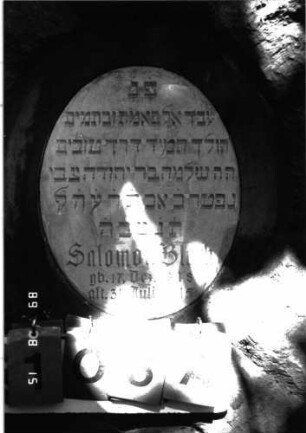 Grabstein 106 (Index: 100105371) Material: Muschelkalk, weiße Marmorplatte Zustand: gut Maße HxBxT: 117x54x28 cm Beschreibung: Stele, rustica, ovale Schriftplatte: Grabstein 106A