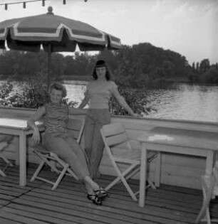 Frankfurt (Main). Motel (?). Zwei Touristinnen auf einer Terrasse