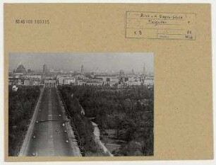 Blick von der Siegessäule im Tiergarten. Berlin, Tiergarten, Großer Stern/Straße des 17. Juni