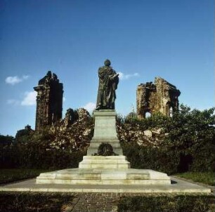 Die kriegszerstörte Frauenkirche mit dem Lutherdenkmal davor, Dresden, Foto von ca. 1978