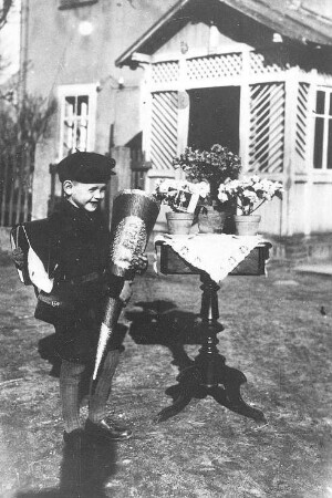 Neschwitz-Zescha. Neumühle, Gerhard Domanns Einschulung, 1940, Repro (Bildersammlung Domann, Holscha)