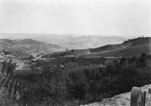 Hügellandschaft : Blick in eine hügelige Landschaft. Teilweise sind die Hänge mit Orangenbäumen-Plantagen bepflanzt.