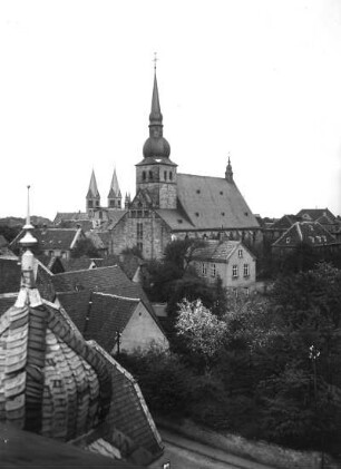 Werl, Stadtkirche : Werl. Stadtkirche. Ansicht von Südwesten gegen Türme der Wallfahrtskirche