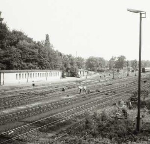 Blick vom Stellwerk auf Gleisanlagen und Sozialgebäude