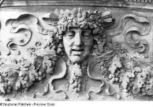 Opernhaus. Plastischer Schmuck aus der Frieszone der Theatherplatzfassade