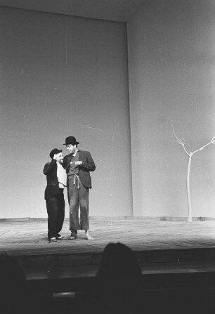 Szenenbilder aus "Warten auf Godot", Theaterstück von Samuel Beckett. Schiller-Theater Berlin, Februar 1965