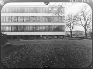 Dessau (Dessau-Roßlau), Gropiusallee 38. Bauhaus (1925-1926; W. Gropius). Teilansicht von Nordost