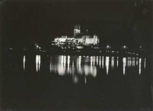 Meißen. Burgberg mit Dom und Albrechtsburg. Blick vom rechten Ufer über die Elbe. Nachtaufnahme mit Flutlicht