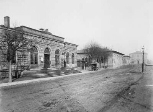 Dresden-Neustadt, Schlesischer Platz. Schlesischer Bahnhof (1844-1847, Abriß 1898; J. Köhler), Abgangshalle. Stadtseite
