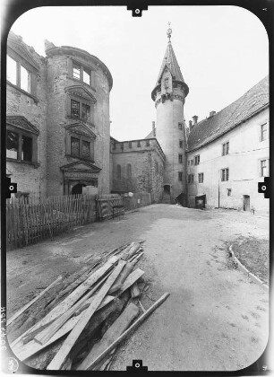 Heldburg (Bad Colberg-Heldburg). Veste Heldburg (Baubeginn 12. Jh.). Jungfernbau, Hauptturm und Kommandantenbau. Hofansicht von Nordost