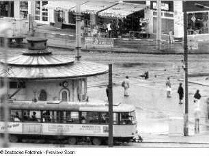 Dresden-Altstadt, Postplatz. Blick über eine Straßenbahn und die Käseglocke zur Kaufhalle (Teilansicht)