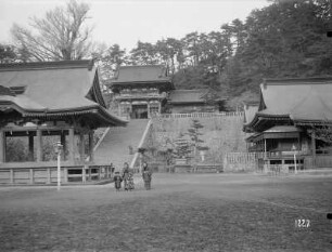 Kamakura. Vor dem Hachimanschrein. Junge Japanerin mit kleinen Kindern auf dem Platz vor den Tempelgebäuden