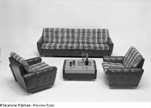 Sitzgruppe : Wohnzimmermöbel (1972). Ansicht mit Sitzgruppe und Couchtisch