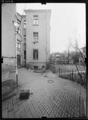 Dresden-Striesen, Altenberger Straße 25. Wohnhaus mit Läden (Parsifalapotheke, um 1900). Hofansicht