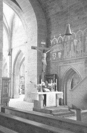 Heilsbronn: Inneres der Kirche, Altar mit Christus am Kreuz