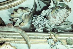 Deckendekoration aus verschiedenen Blumen und Rocaillen