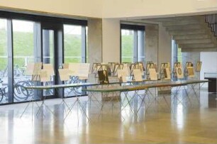 Exponate im Foyer