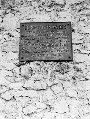 Inschrifttafel an der Burgruine Falkenstein