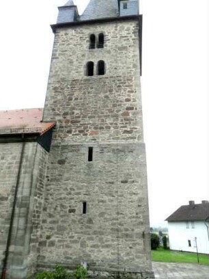 Evangelische Kirche - Kirchturm (Untergeschosse frühes- Obergeschosse spätes 14 Jhd) von Norden mit Schießscharten (Schlitzscharten) über Kirchhof