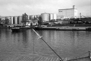 Rheinhafen: Hafenausfahrt Richtung Weil