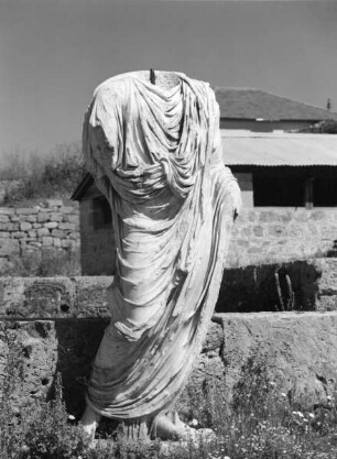 Männliche Statue im Gewand