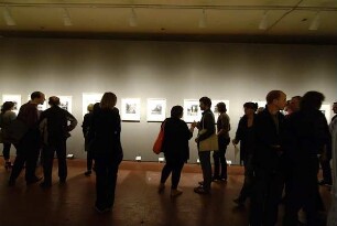 Besucher in der Ausstellung