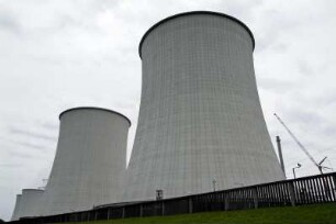 Atomkraftwerk Biblis. Der Doppelreaktor braucht vier Kühltürme