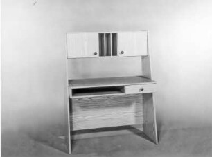 Schreibtisch mit Aufsatz "Junior 830-2" : Schreibtisch mit Aufsatz "Junior 830-2". Holz, folienbeschichtet in Kiefernholzoptik (1982; VEB Märkische Möbelwerke Trebbin). Leipziger Herbstmesse, 1982