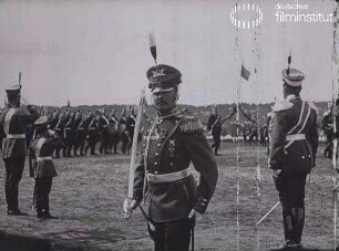 S. M. der Kaiser von Russland und S. H. der Czarewitsch nehmen die ihnen zu Ehre veranstaltete Parade in Krasnoe-Selo ab (191?)