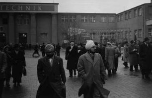 Messebesucher auf dem Ausstellungsgelände