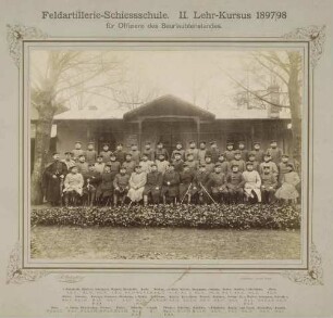 Teilnehmer (ca. fünfundvierzig Personen) am Lehrkurs der Feldartillerie-Schiessschule Jüterbog vor Gebäude (Altes Lager) teils stehend, teils sitzend
