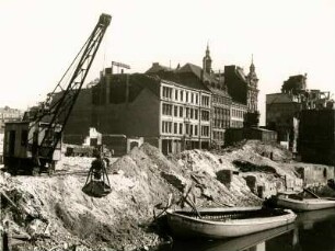 Hamburg. Der Wiederaufbau beginnt. Trümmer werden beseitigt. Hier wird das Ufer des Alsterfleets enttrümmert.