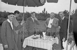 Kleingärtnerverein Fuhlenstegen e.V.: Rümpeler Weg / Finkenweg: Garten- und Kinderfest: rauchende Männer unter Regenschirmen an Tisch mit Getränken