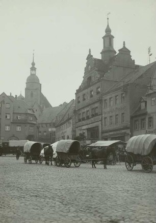 Colditz, Marktplatz mit Rathaus und Planwagen
