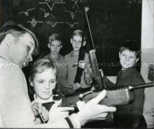 Schüler der POS "Juri Gagarin" Pirna erhalten Waffenkundeunterricht