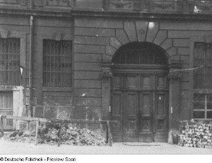 Bautzen, Innere Lauenstraße 2. Wohnhaus mit Laden ((sogenanntes Grütznersches Haus)1720/1724). Teilansicht des Erdgeschosses der Nordseite mit Eingangsportal