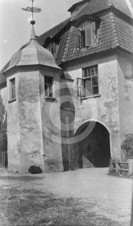Einfahrt zum Schloss Neuenburg