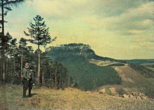 Blick zum Königstein mit Wanderern