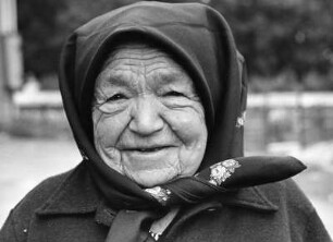 Slowakei ca. 1978, Witwe in typischer schwarzer Tracht