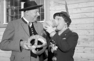 München: Liesl Karlstadt mit dem Kapellmeister Max Pfahler vom [Festzelt] Winzerer Fähndl der Paulaner Brauerei