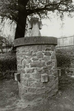 Denkmal für die Gefallenen des 1. Weltkrieges : Denkmal für die Gefallenen des 1. Weltkrieges. Bruchstein (um 1920). Klingenberg (Sachsen)-Höckendorf, Tharandter Straße