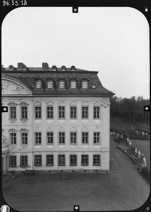 Oppurg, Schloßstraße 2. Schloß (1705-1708, Umgestaltung 1746-1747, Restaurierung seit 1984). Haupteingangsseite (Teilansicht) von Süden