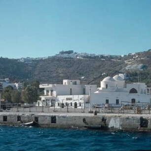 Patmos, Skala. Hafenkirche Agios Fokas. Die Schiffslände