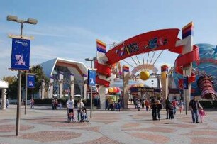 Paris - Disneyland : Haupteingang zum Disney-Village, einem Vergnügungspark neben dem Disneyland-Park bei Paris, 2006