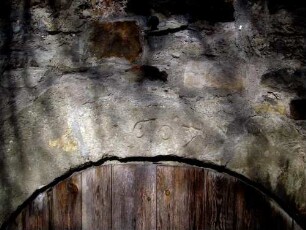 Kirchhofmauer im Südosten-Außenseite des Gaden mit Kellereingang- Jahr 1607 im Schlußstein